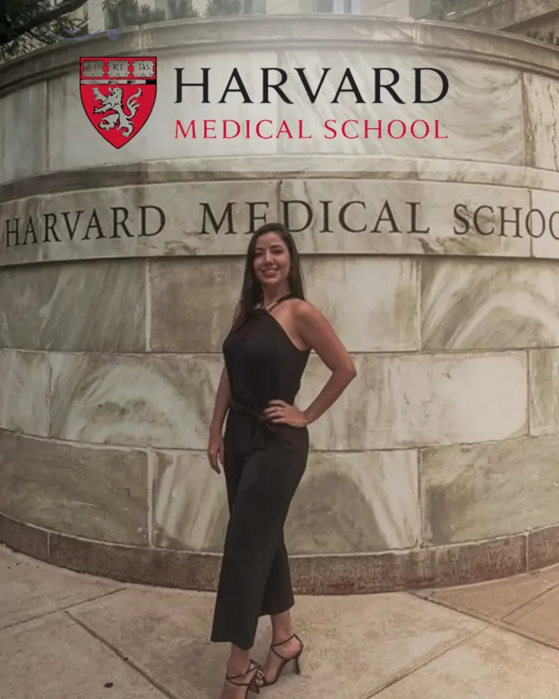 Dra. Jucielle Quintana em frente ao letreiro da Harvard School